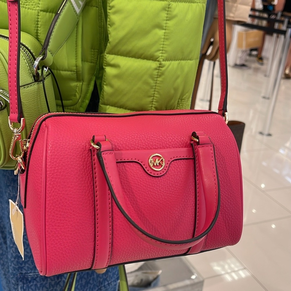Michael Kors Travel Small Duffle Leather Crossbody Satchel Electric Pink
NWT - Picture 13 of 16